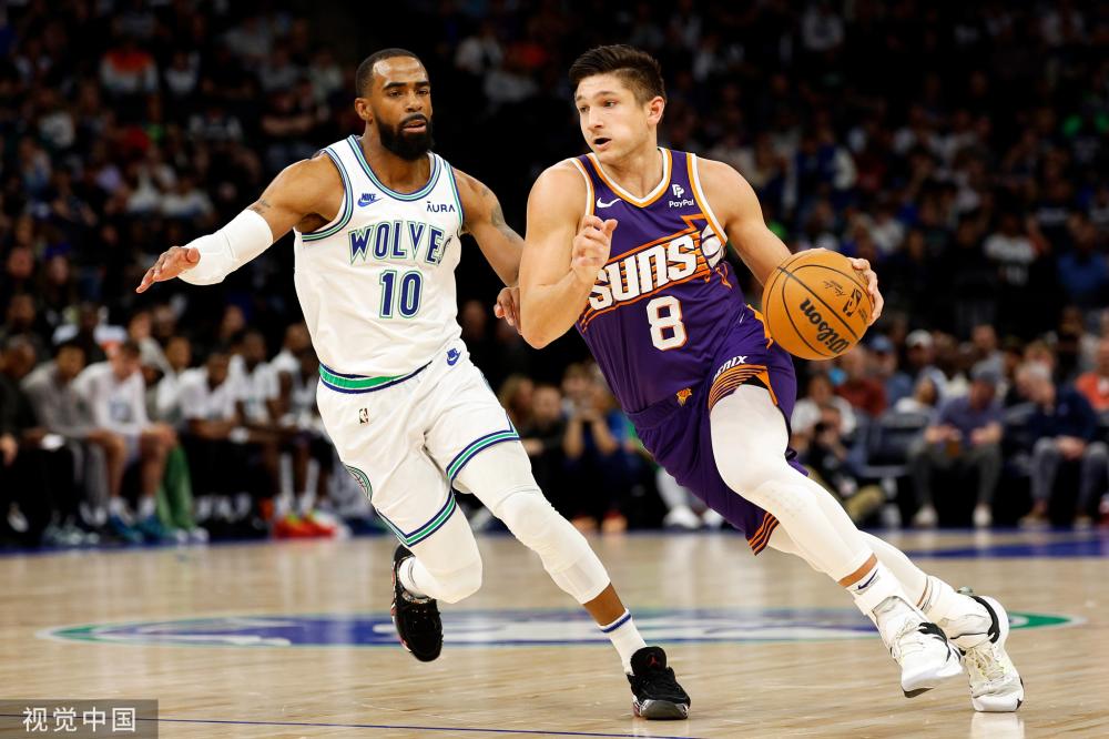 表现领先于 表现领先于