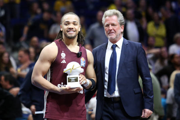 根据国际足 根据国际足